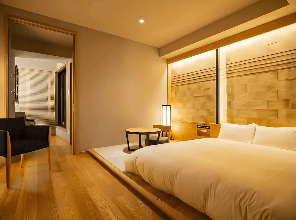 【函館住宿】湯之川渚太子酒店洋式客房，溫暖木質地板搭配大床與柔和燈光，營造舒適雅緻的住宿環境。