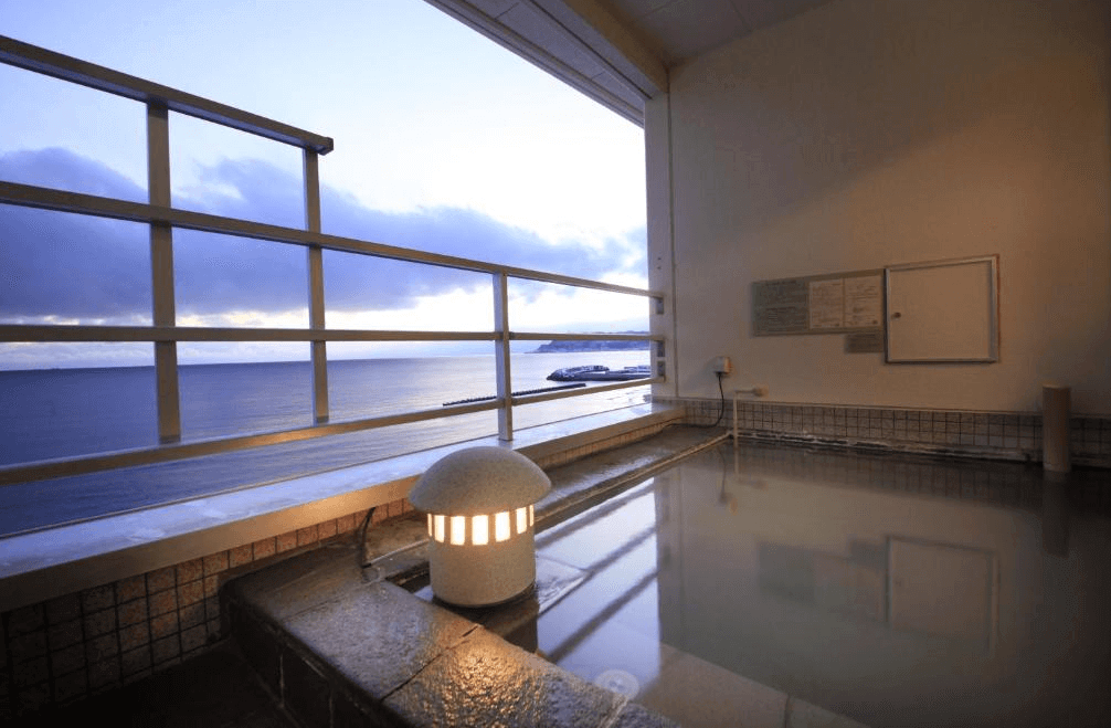 【函館住宿】湯之川渚太子酒店露天溫泉浴池，可一邊泡湯一邊眺望大海與港灣景色，享受放鬆時光。