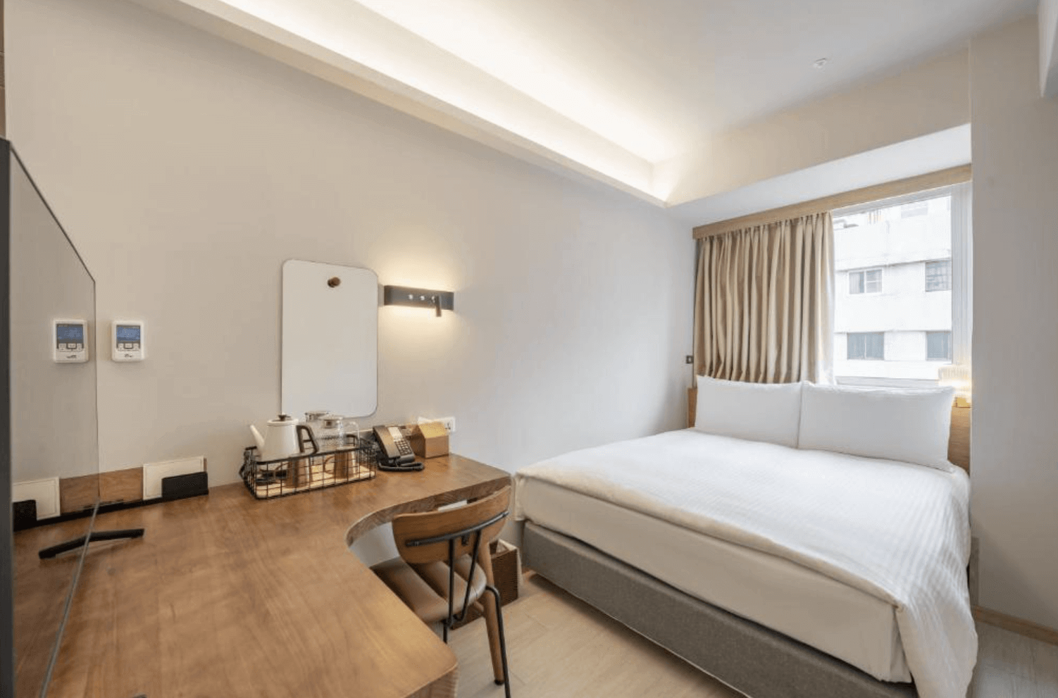 【前金住宿】高雄癮室 inns hotel — 標準雙人房：清新簡約風格，設有大床與書桌，窗邊自然光灑入，營造舒適住宿氛圍。