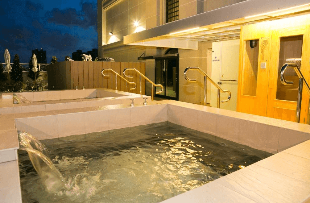 【鳳山住宿】皇家金宸大飯店戶外溫泉池飯店戶外溫泉池，夜間點燈氛圍悠閒放鬆，泉水持續注入，旁設木質休息區與更衣空間，提供舒適泡湯體驗。