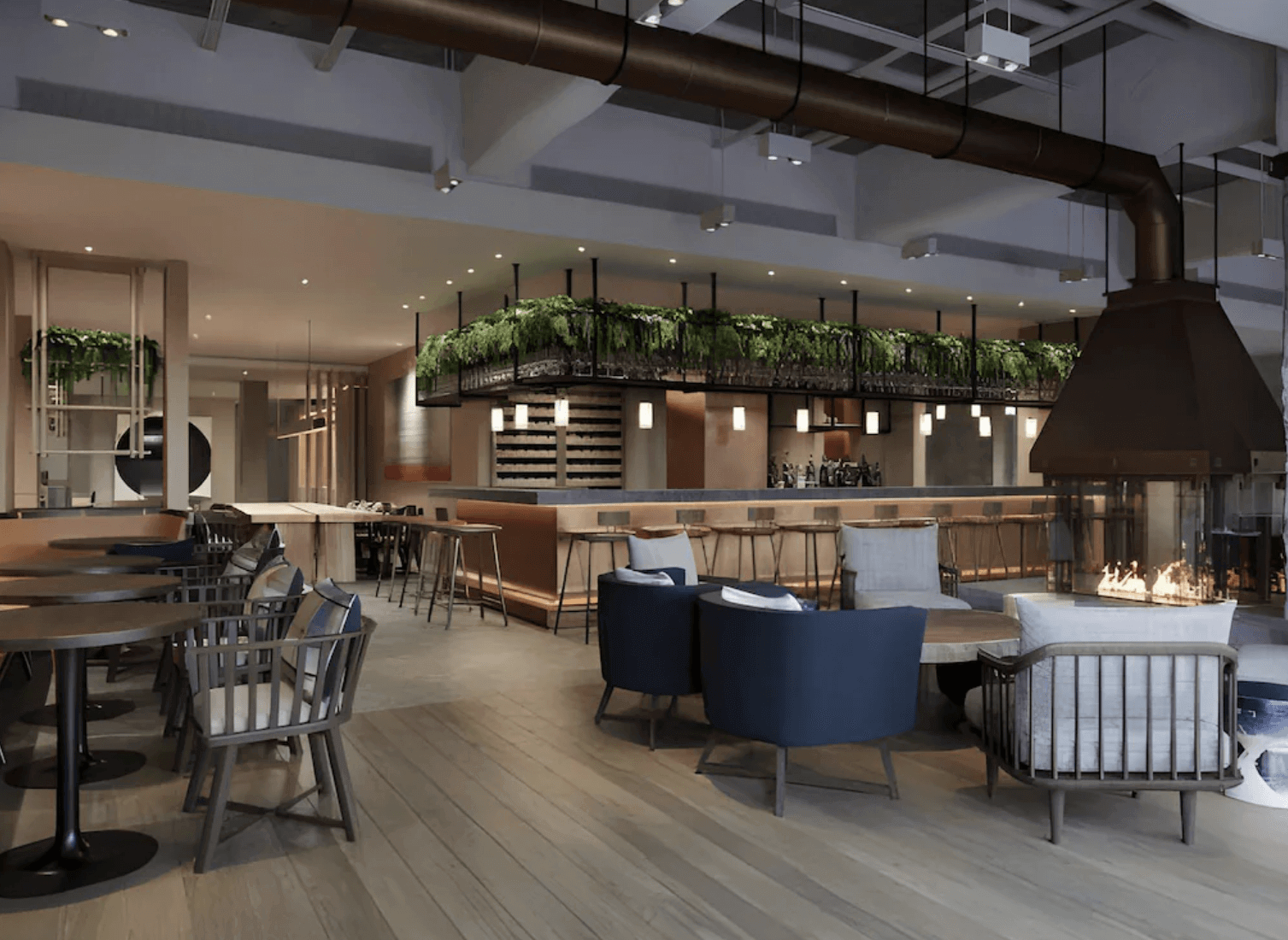 【富良野住宿】諾佐飯店大廳酒吧：大廳設有吧檯、沙發區與壁爐，氛圍時尚且具設計感，綠植點綴空間更顯溫馨放鬆。