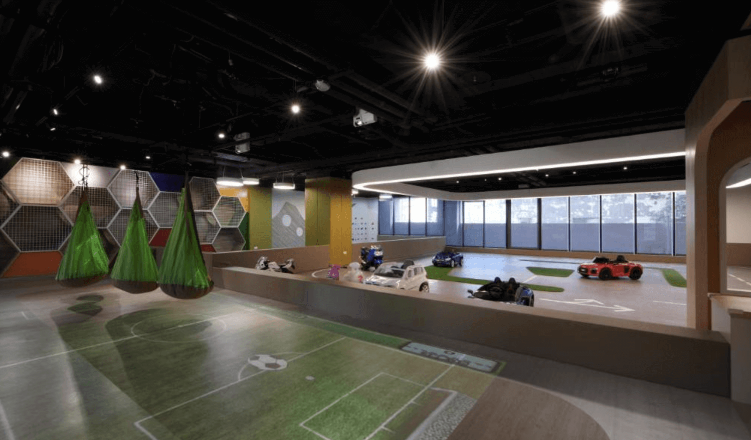 【前金住宿】鈞怡大飯店 兒童遊戲區，設有迷你賽車跑道、懸掛吊椅與球類投影遊戲，親子同樂設施豐富。