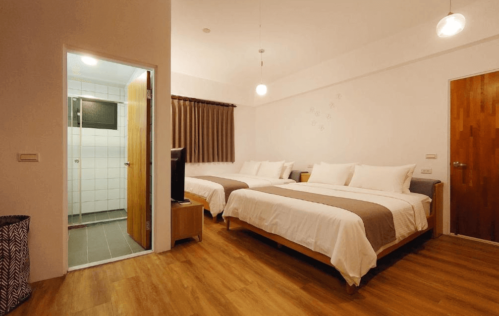 【赤柯山住宿】高寮貳陸之貳民宿房型二：四人房配置兩張雙人床，簡約風格搭配木質地板，空間寬敞舒適，浴室就在房內，方便使用。