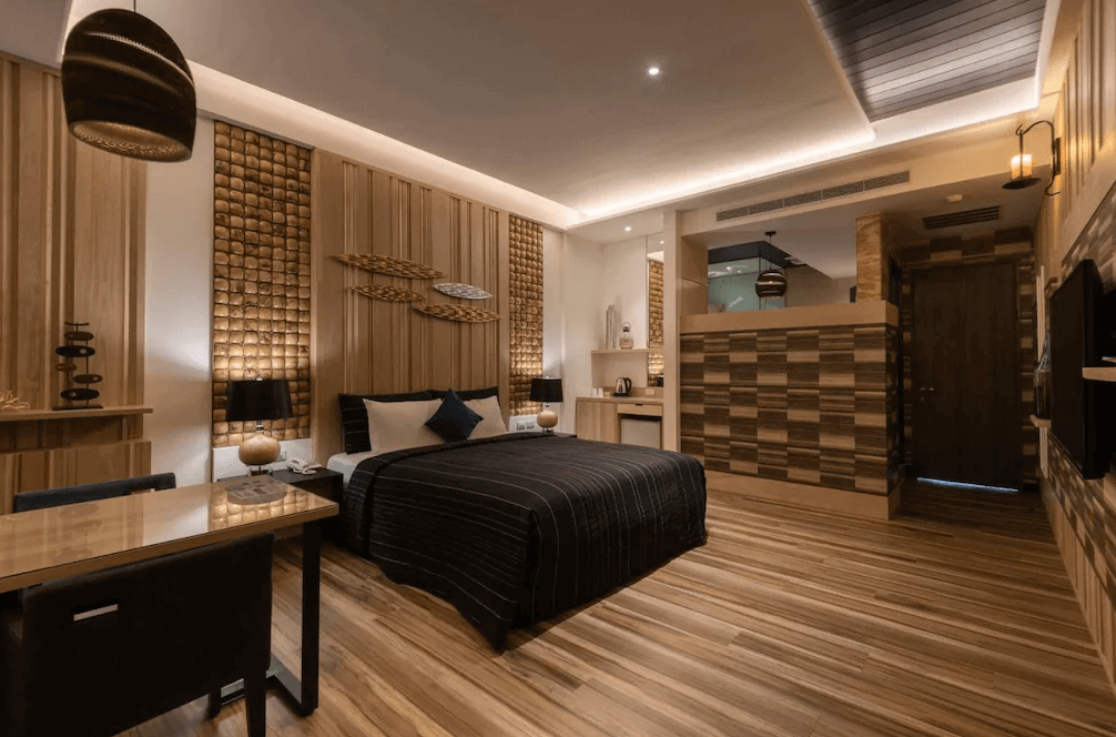 【鳳山住宿】麗馨汽車旅館 現代風豪華房以木質元素與暖色燈光打造的豪華房型，設有大床、辦公桌與舒適照明，整體設計典雅大方。