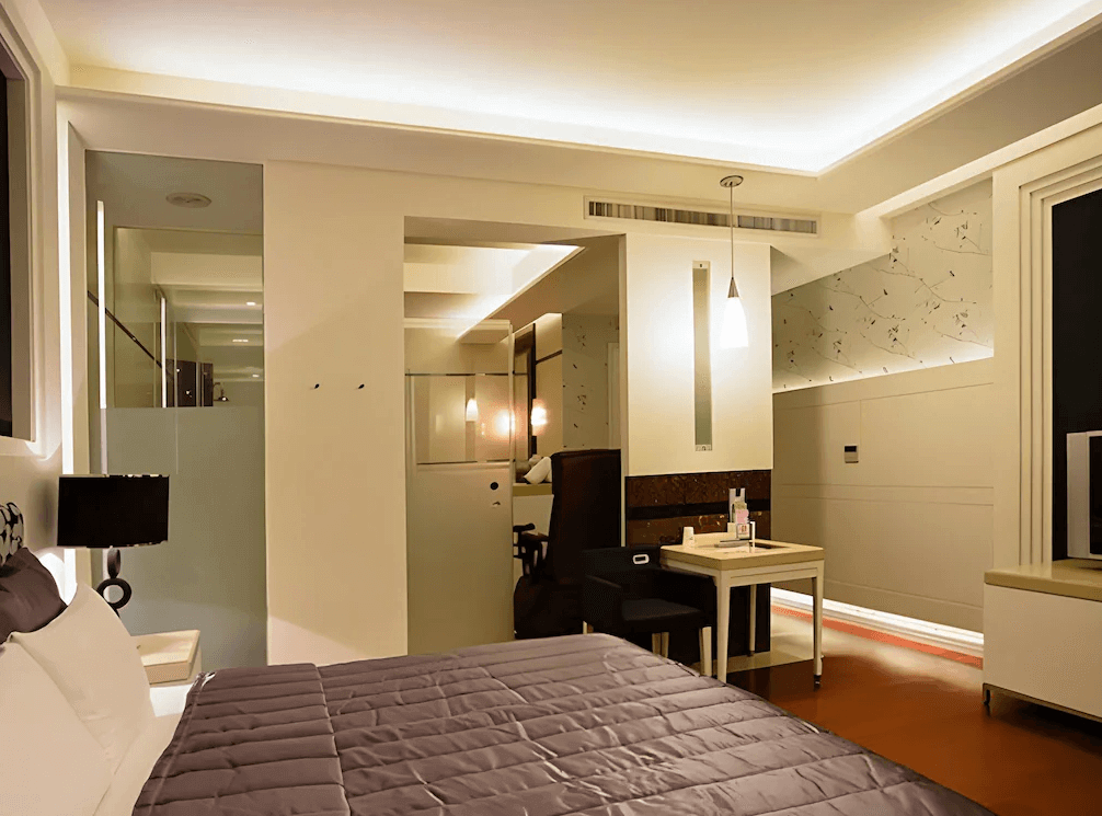 【鳳山住宿】麗馨汽車旅館 簡約雙人房簡潔明亮的雙人房，白色牆面搭配柔和燈光，設有大床與小餐桌椅，空間舒適溫馨。