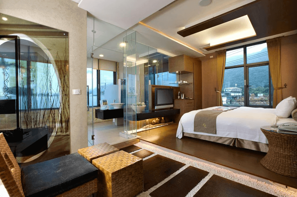 【頭城住宿】宜蘭 HOFIVILLA 和風飯店 精緻客房，融合現代與日式設計，玻璃浴室與山景窗景營造寬敞明亮的度假氛圍。