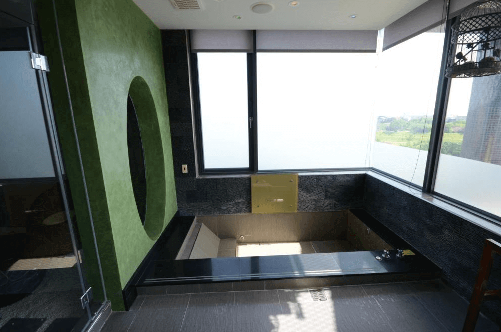 【頭城住宿】宜蘭 HOFIVILLA 和風飯店 景觀湯屋，深色系石材設計搭配大片窗景，可邊泡湯邊欣賞田園與遠山美景。