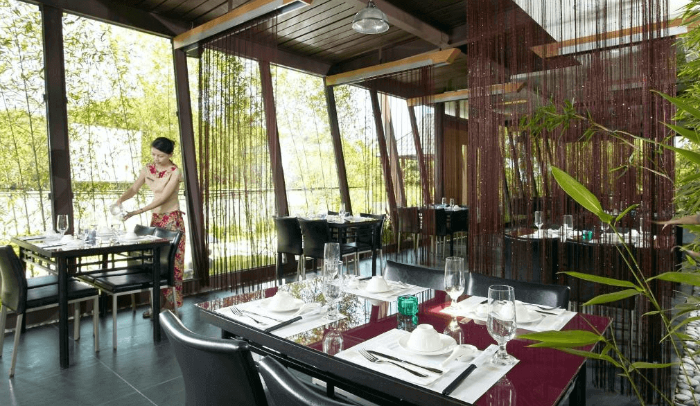 【頭城住宿】宜蘭 HOFIVILLA 和風飯店 餐廳空間，大片落地窗與竹林景觀結合，提供優雅舒適的用餐體驗。