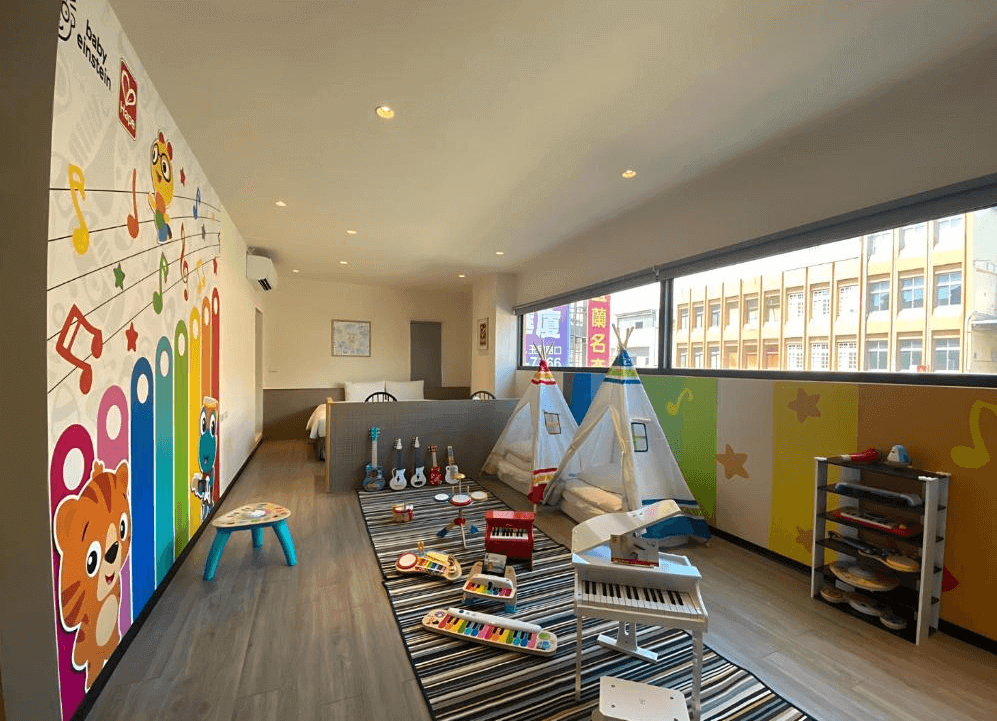 【頭城住宿】宜蘭頭城 Hotel Lounge 朗居文旅 親子主題房，設有兒童玩具、帳篷與彩色牆面，提供適合家庭入住的遊戲空間。