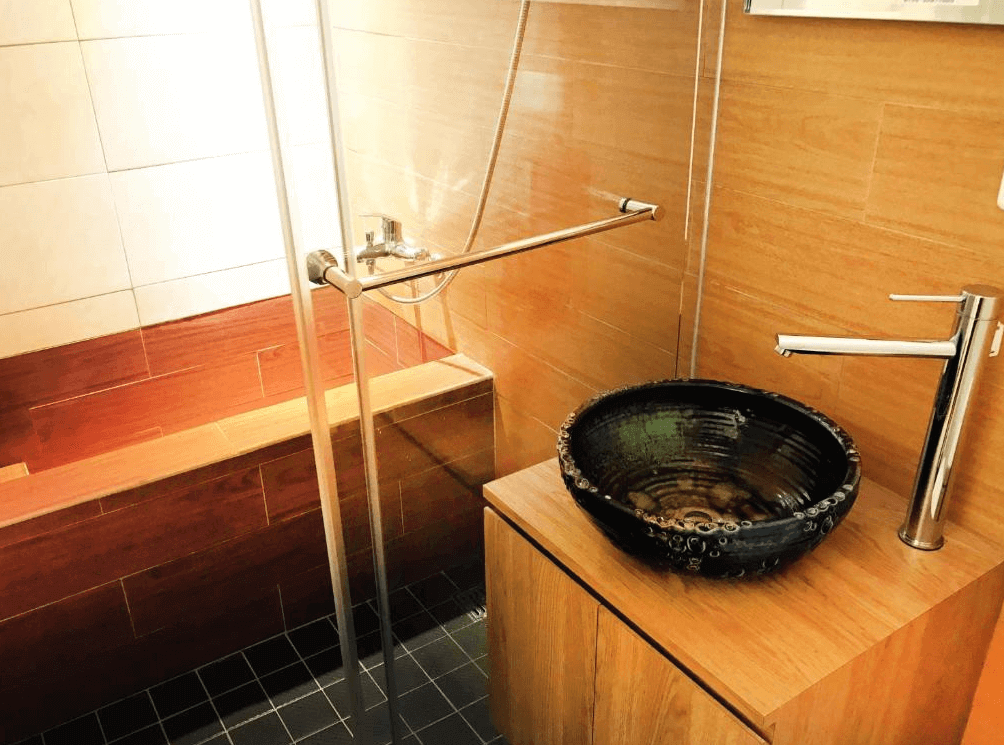 【瑞芳住宿】井上天花｜浴室採木質與石紋設計，設有日式木桶浴池與陶瓷洗手盆，整體風格自然質樸又具藝術感。
