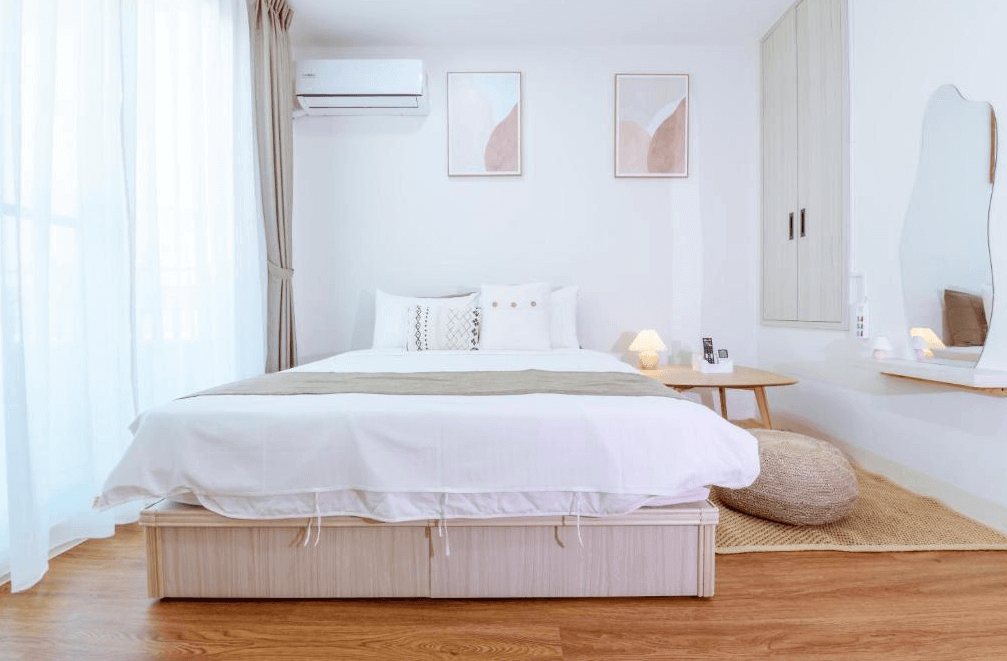 【台南寵物友善住宿】台南梨泰院民宿的雙人房，空間以白色與淺木色為主調，搭配柔和自然光線與簡約裝飾，整體氛圍溫馨明亮，展現北歐風格的舒適感。