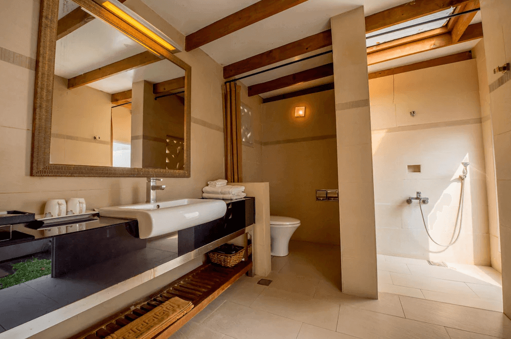 【六龜住宿】高雄六龜【寶來山澤居 Villa 渡假小木屋】衛浴空間，採開放式設計與木樑天花，設有獨立洗手台、乾濕分離淋浴區與坐式馬桶，整體明亮寬敞。