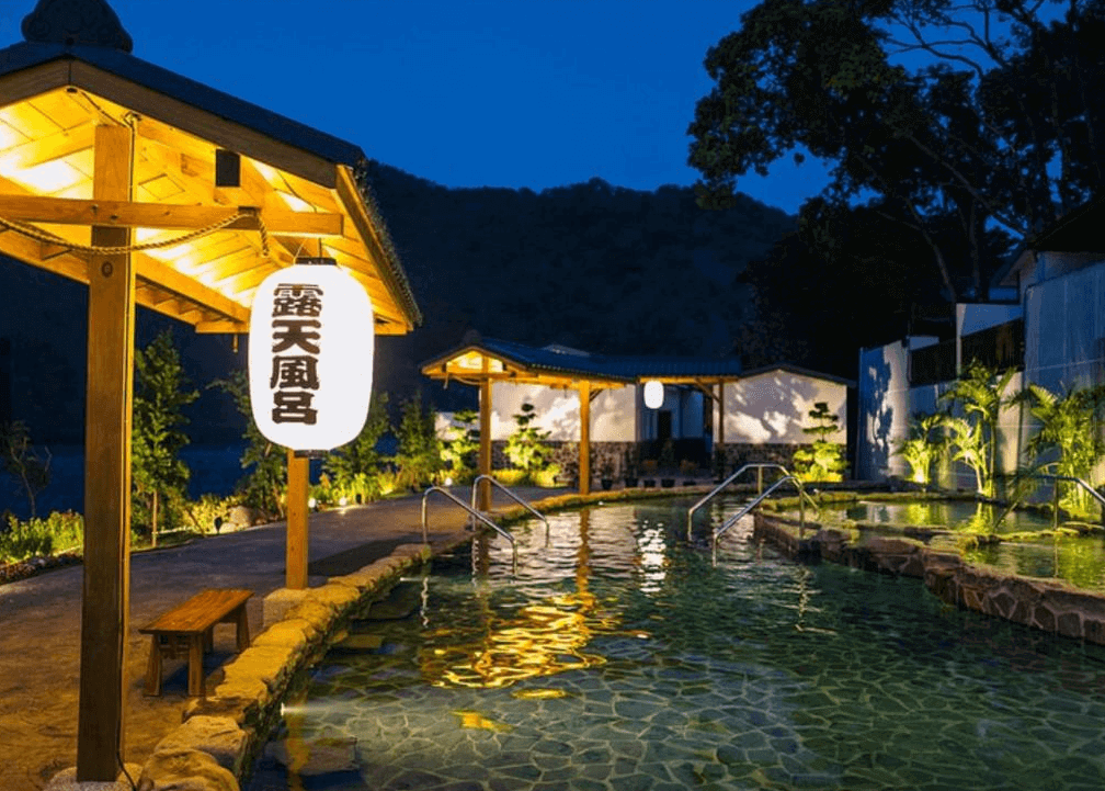 【六龜住宿】高雄六龜【寶來山澤居 Villa 渡假小木屋】露天風呂夜景，木造亭台搭配日式燈籠照明，溫泉池倒映燈光，周圍綠意環繞，充滿療癒氛圍。