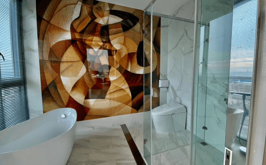 【枋寮住宿】「愛琴海岸海景精品民宿的浴室設計時尚，擁有獨立浴缸與乾濕分離淋浴間，牆面以抽象藝術壁畫裝飾，窗外可見藍天與港灣景致。」