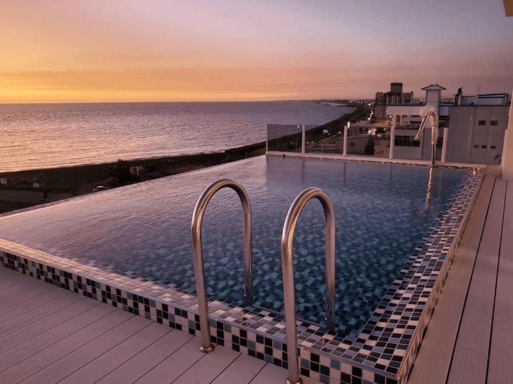 【枋寮住宿】"枋寮住宿精選示意圖"「愛琴海岸海景精品民宿頂樓無邊際泳池，可欣賞夕陽與海天一線的壯麗景色，水面倒映橙色晚霞，氣氛浪漫迷人。」