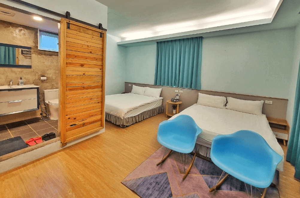 【瑞芳住宿】應許美地民宿｜四人家庭房空間寬敞，兩張大床搭配木質滑門衛浴設計，整體以藍色系為主調，呈現海洋度假風格。