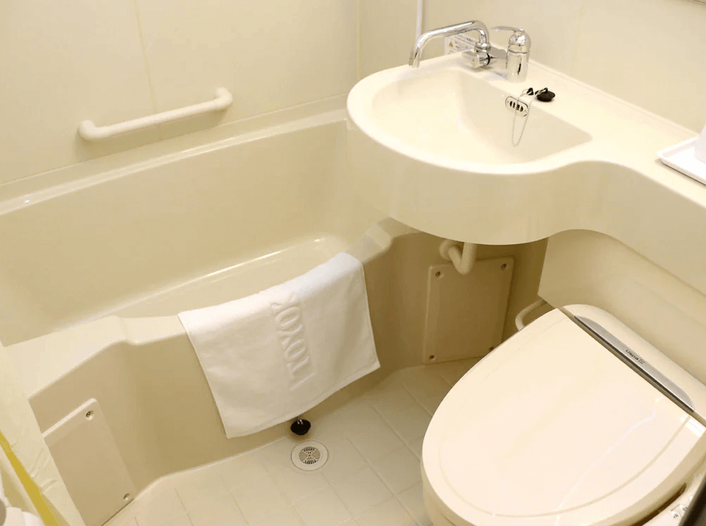 【網走住宿】「東橫INN北海道鄂霍次克網走站前」的浴室空間，為一體成型的日式衛浴，設有浴缸、洗手台與免治馬桶，乾淨明亮、設備完善。