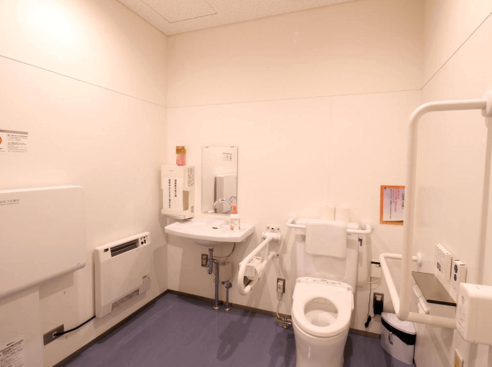 【網走住宿】「東藻琴村酒店」的無障礙衛浴設施，配置齊全的扶手與安全設計，洗手台、馬桶及緊急呼叫按鈕位置便利，貼心照顧行動不便旅客。