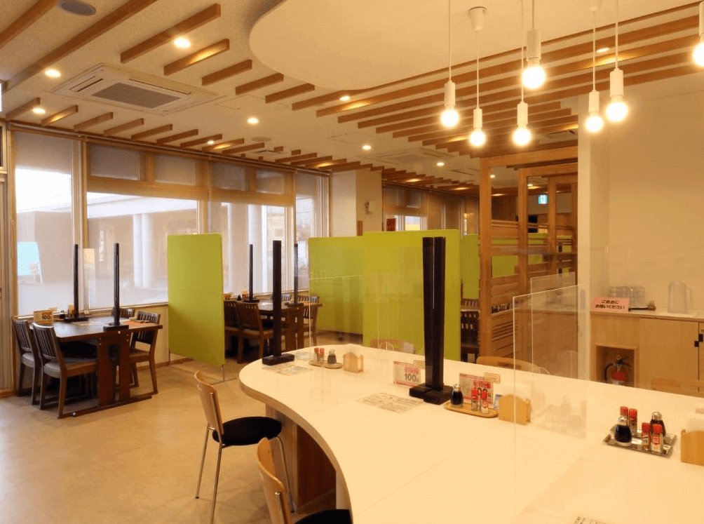 【網走住宿】「東藻琴村酒店」的餐廳空間，以木質天花與柔光吊燈營造溫馨氛圍，設有半開放式隔間與多樣座位，提供寬敞舒適的用餐體驗。