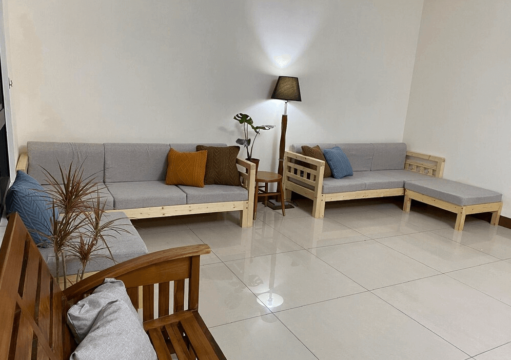 【枋寮住宿】「枋寮18遛遛居 公共客廳，配有多組木質沙發與柔光立燈，空間寬敞明亮，營造放鬆自在的休憩氛圍。」