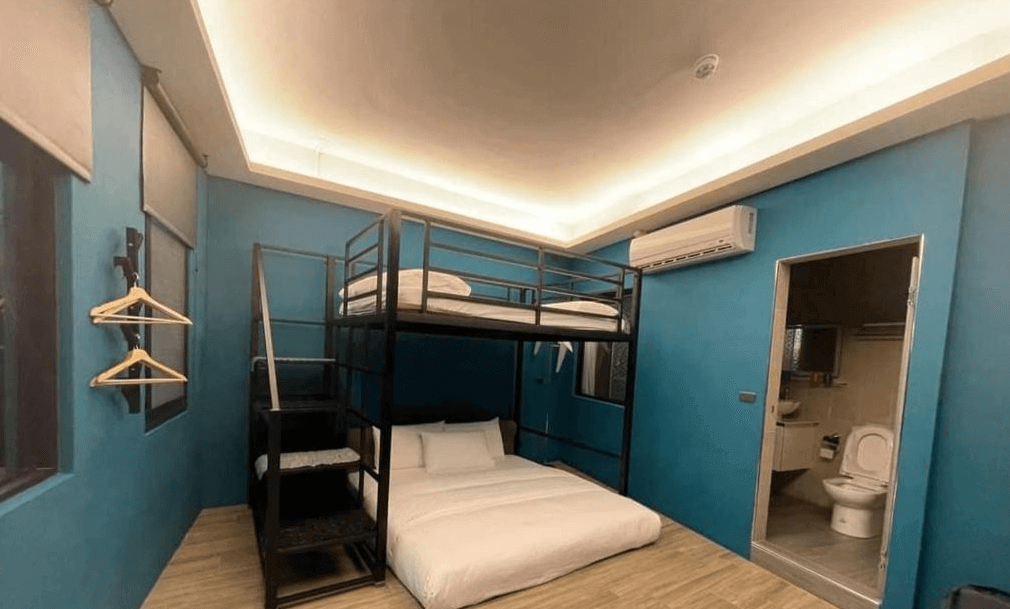 【枋寮住宿】「枋寮春來輕旅 親子房型，採藍色牆面設計，設有上下舖雙層床與獨立衛浴空間，氛圍溫馨明亮，適合家庭或朋友入住。」