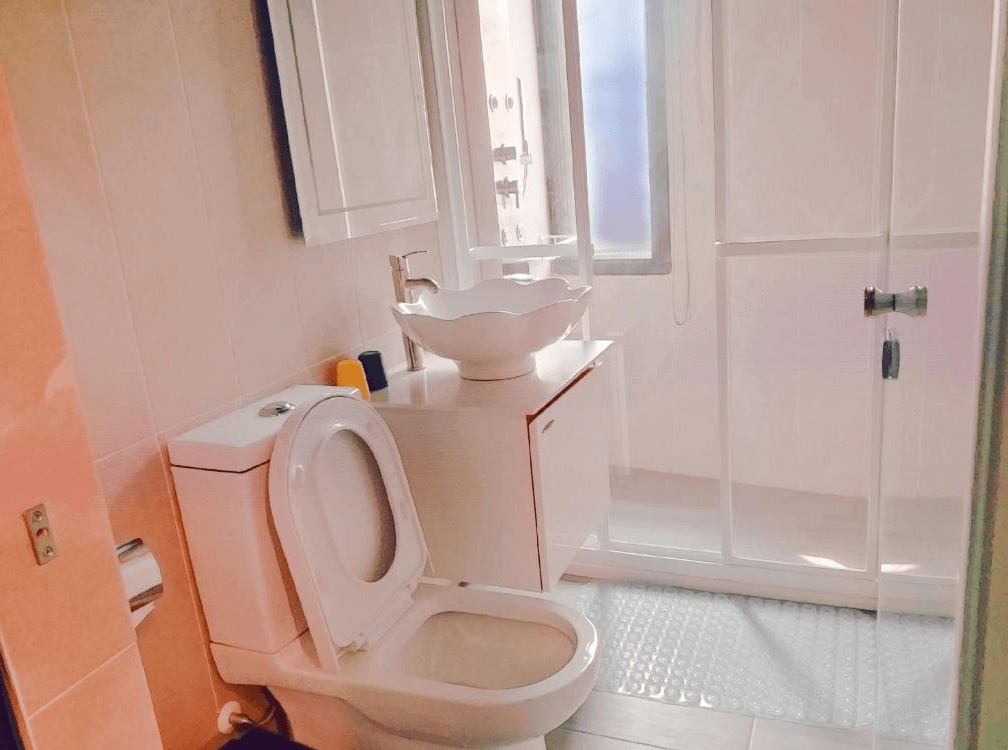 【枋寮住宿】「枋寮春來輕旅 浴室空間，設有白色洗手台、馬桶與乾濕分離淋浴間，整體明亮乾淨，維持良好衛生。」