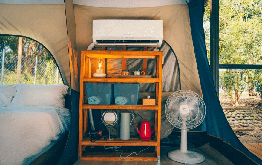 【六龜住宿】高雄六龜【溫德莊園】豪華露營帳篷內部，設有冷氣、風扇、置物架與熱水壺，空間整潔明亮，兼具舒適與便利。