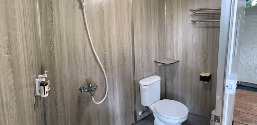 【六龜住宿】高雄六龜【溫德莊園】露營區獨立衛浴設備，木質牆面搭配簡約現代風格，內含淋浴與馬桶，乾濕分離設計乾淨清爽。