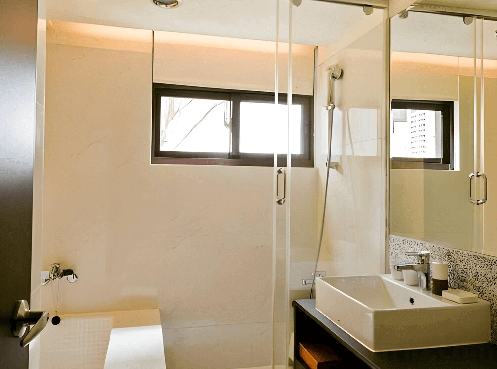 【瑞芳住宿】緩慢民宿 金瓜石｜浴室設計簡約明亮，乾濕分離空間搭配白色磁磚與玻璃門，展現乾淨舒適的住宿環境。