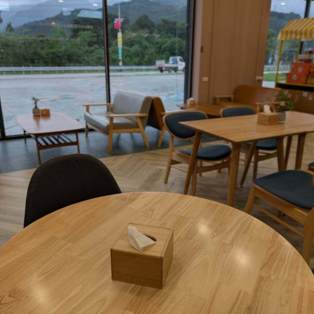 【瑞穗美食】「縱谷耘穗咖啡廳」的用餐空間，採用溫潤木質桌椅與大片落地窗設計，可眺望戶外綠意與山景，空間明亮舒適，營造放鬆氛圍。