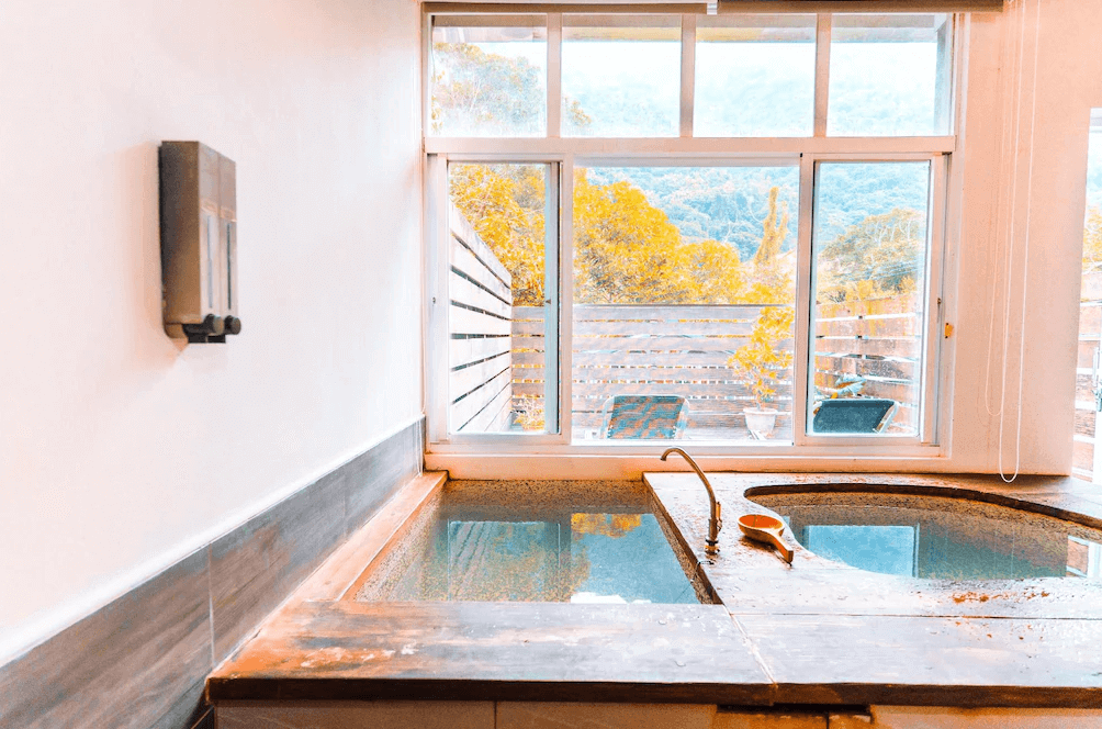 【六龜住宿】高雄六龜【草地人Spa民宿】室內湯屋，設有雙池溫泉泡湯區，大片落地窗可眺望山林景致，享受寧靜自然的泡湯時光。