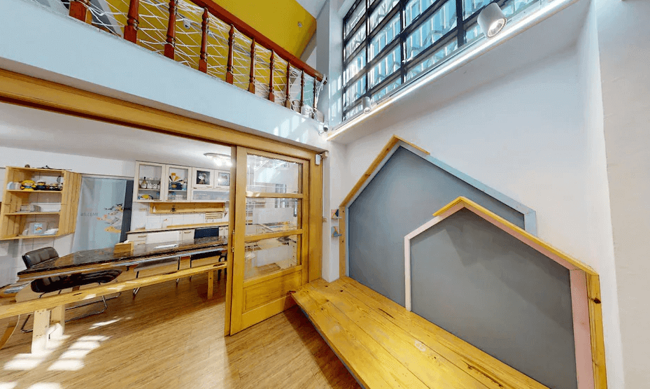 【台南寵物友善住宿】蝸聚民宿大廳空間，以原木家具與大面採光設計為主，具溫馨與北歐風格，適合旅人休息與交流。