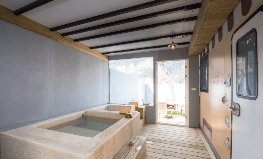 【六龜住宿】高雄六龜【遠山望月溫泉風呂露營區】獨立湯屋空間，設有雙人泡湯池與木質地板，簡約明亮設計讓人可在自然光中放鬆泡湯。