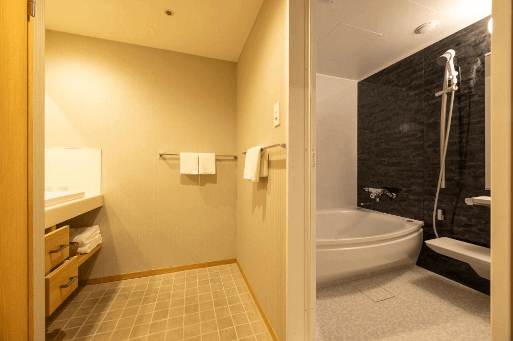 【釧路住宿】釧路世紀城堡飯店浴室空間，乾濕分離設計，設有獨立浴缸與花灑淋浴設備，整體明亮整潔。