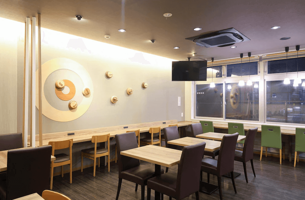 【北見住宿】Dormy Inn Kitami 北見飯店的餐廳空間，明亮整潔、木質桌椅搭配溫暖燈光，營造舒適的用餐氛圍，供應自助式早餐與晚餐。