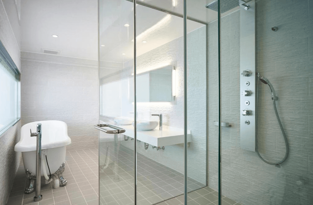 【奄美大島住宿】「THE SCENE 奄美 Spa 度假村浴室：現代感衛浴空間設有玻璃淋浴間、雨淋花灑、多段按摩噴頭及獨立浴缸，整體風格簡潔明亮。」