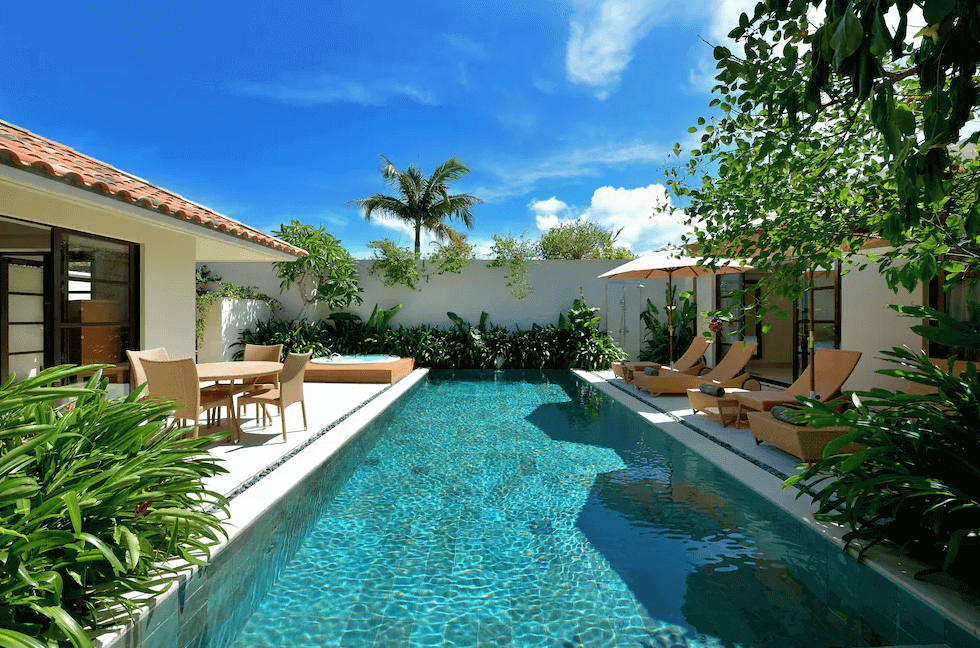 「The Uza 露台海灘俱樂部別墅的私人泳池區，擁有湛藍泳池、躺椅、戶外餐桌與熱帶植栽，呈現專屬且隱密的南島度假景致。」