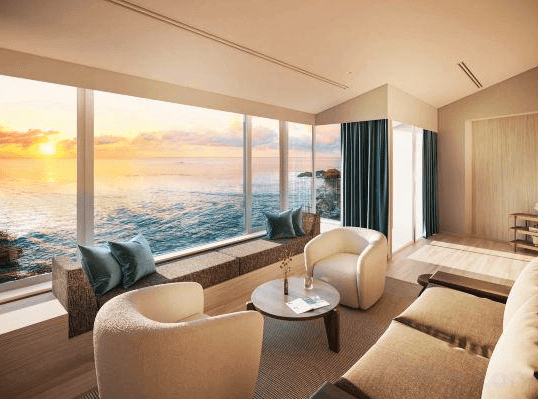 【屋久島住宿】「samana hotel Yakushima 薩馬納飯店屋久島的海景套房客廳，設有整排落地窗，可欣賞夕陽落在海平面的壯麗景色，室內以溫暖中性色調營造放鬆氛囲。」