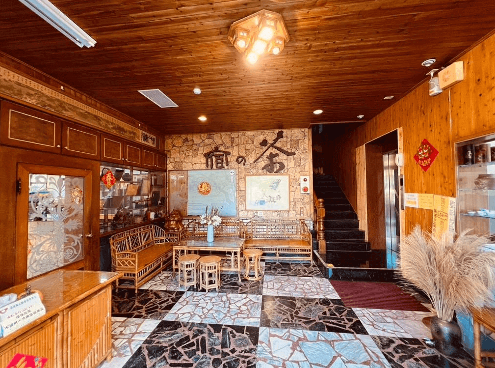 【瑞里住宿】「一品茶業民宿大廳｜充滿懷舊氛圍的木質裝潢，擺放竹編桌椅與茶具展示櫃，散發濃厚茶香人情味。」