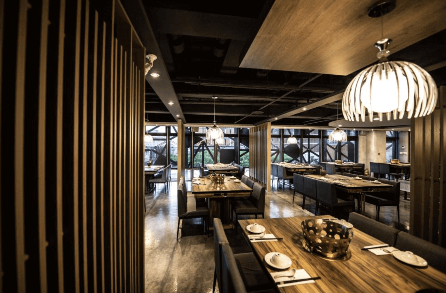 【宜蘭溫泉飯店】「九號溫泉旅店館內餐廳，以深色木質與金屬吊燈打造質感工業風，用餐空間寬敞，座位舒適，採光良好。」