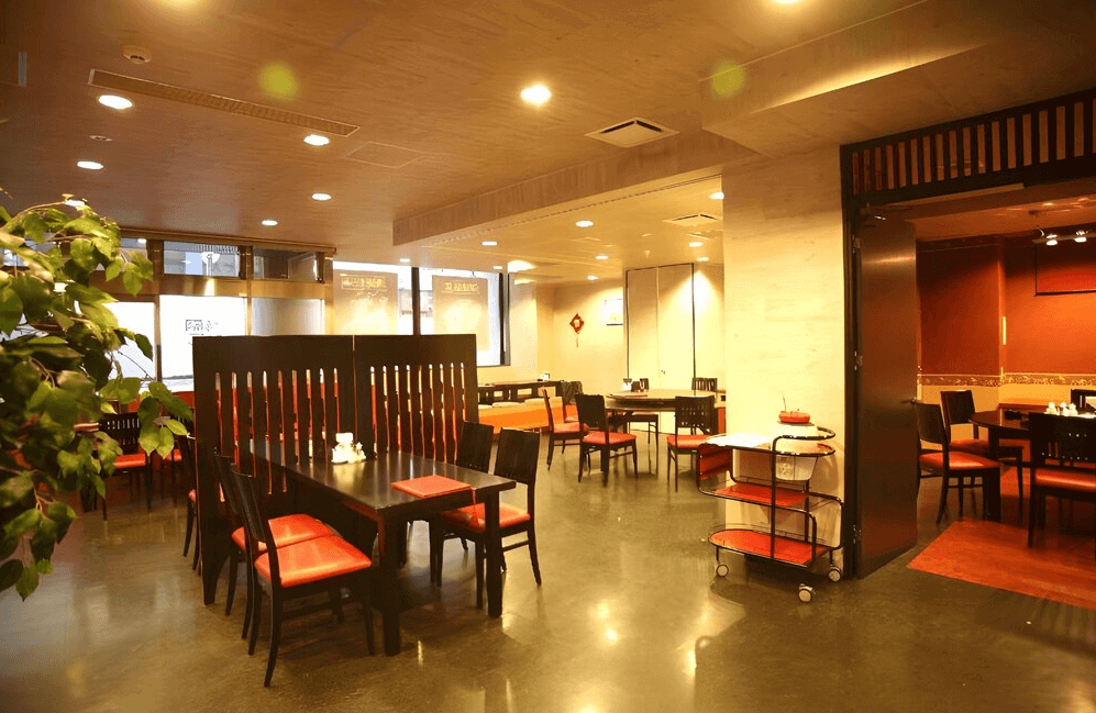 【北見住宿】北見皮爾森酒店餐廳：典雅現代風格餐廳，黑木桌椅搭配紅色坐墊，燈光柔和明亮，適合旅客享用早餐或晚餐的舒適用餐空間。