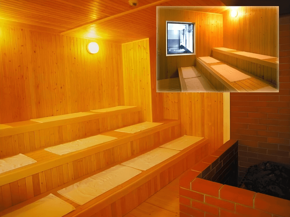 【北見住宿】北見皮爾森酒店桑拿室：以木質內裝打造的乾蒸桑拿房，設有多層階梯座位與毛巾墊，光線溫暖柔和，提供旅客放鬆身心的舒適環境。