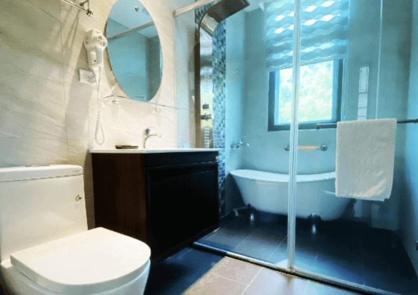 【東華大學民宿】花蓮吉哈克莊園民宿衛浴空間，乾濕分離設計，配有獨立浴缸與現代洗手台，窗邊採光良好，整體乾淨明亮。