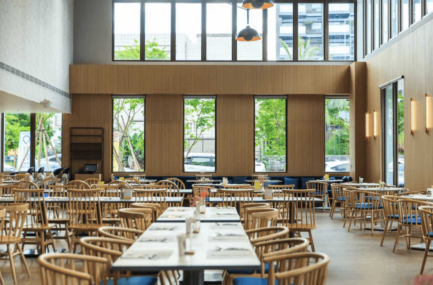 【宜蘭溫泉飯店】「品文旅餐廳空間採挑高設計，大片窗景引入自然光線，搭配木質桌椅打造溫暖明亮的用餐環境，座位寬敞舒適。」