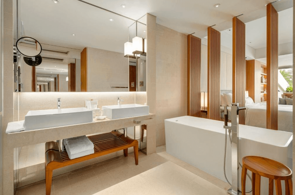 【大溪住宿】「大溪笠復威斯汀度假酒店 — 典雅衛浴空間，雙人洗手台與獨立浴缸設計，搭配木質格柵與柔和燈光，展現高雅質感與現代美學。」