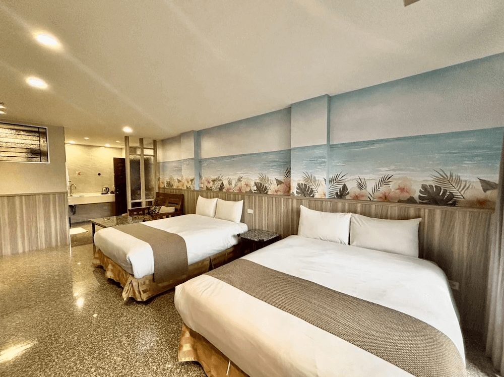 【大溪住宿】大溪老城四季行館好客民宿 海景風格四人房，牆面彩繪湛藍海岸與熱帶植物圖案，兩張大床設計寬敞舒適，空間明亮溫馨。