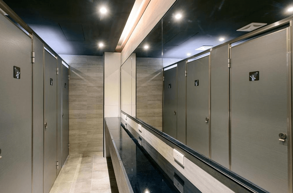 【台中火車站住宿】「奇異果快捷旅店-站前二店的公共衛浴空間，整潔明亮，設有多間淋浴間與洗手台，採用灰白系簡潔設計。」