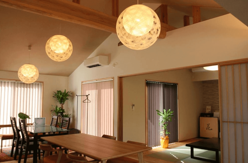 【屋久島住宿】「屋久之宿田口旅館（Yakunoyado Taguchi）明亮且溫馨的公共空間，採木質天花與吊燈設計，搭配和室區域及大量自然採光，展現日式溫暖氛圍。」