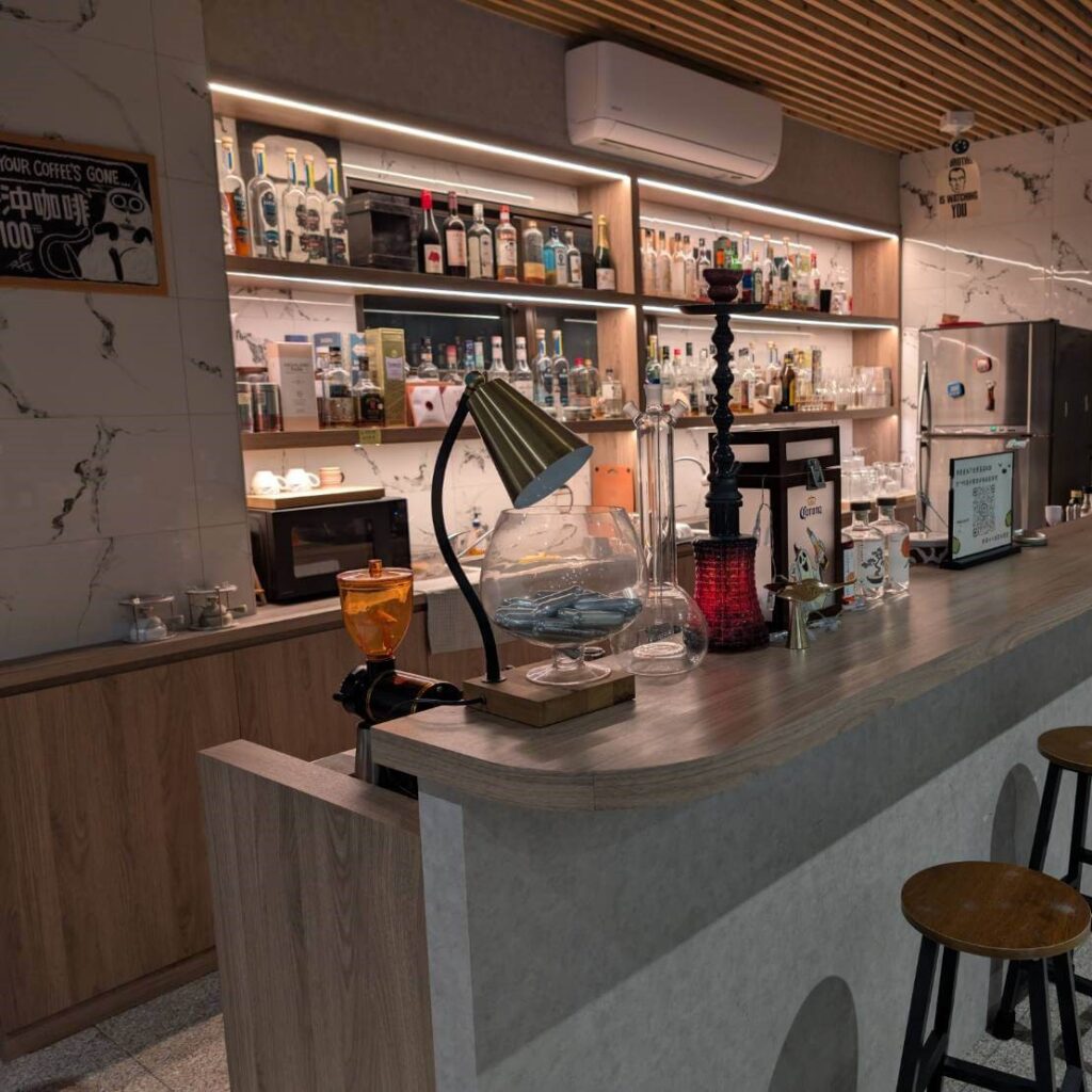 【山杉青旅】「山杉青旅大廳的吧檯空間，木質吧台搭配高腳椅，檯面上陳列桌燈、玻璃瓶、咖啡器具與酒類展示品，後方層架擺滿各式酒瓶，氣氛溫暖帶有輕工業風，是旅客交流與放鬆的小酌區域。」