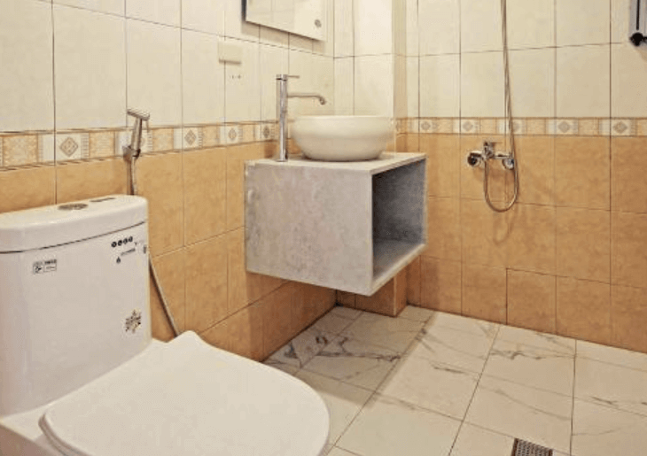 【綠島寵物友善住宿】「拾光旅行－綠島民宿四人房，配置兩張大床與藍色牆面，牆上有可愛鹿圖掛布與小相框裝飾，窗邊綠意盎然，空間寬敞明亮。」